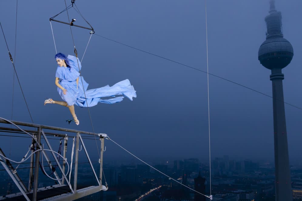 Es geht hoch hinaus! Soulin (20) Hamburg fliegt beim Fotoshooting über Berlin. Foto: ProSieben / Richard Hübner (honorarfrei)