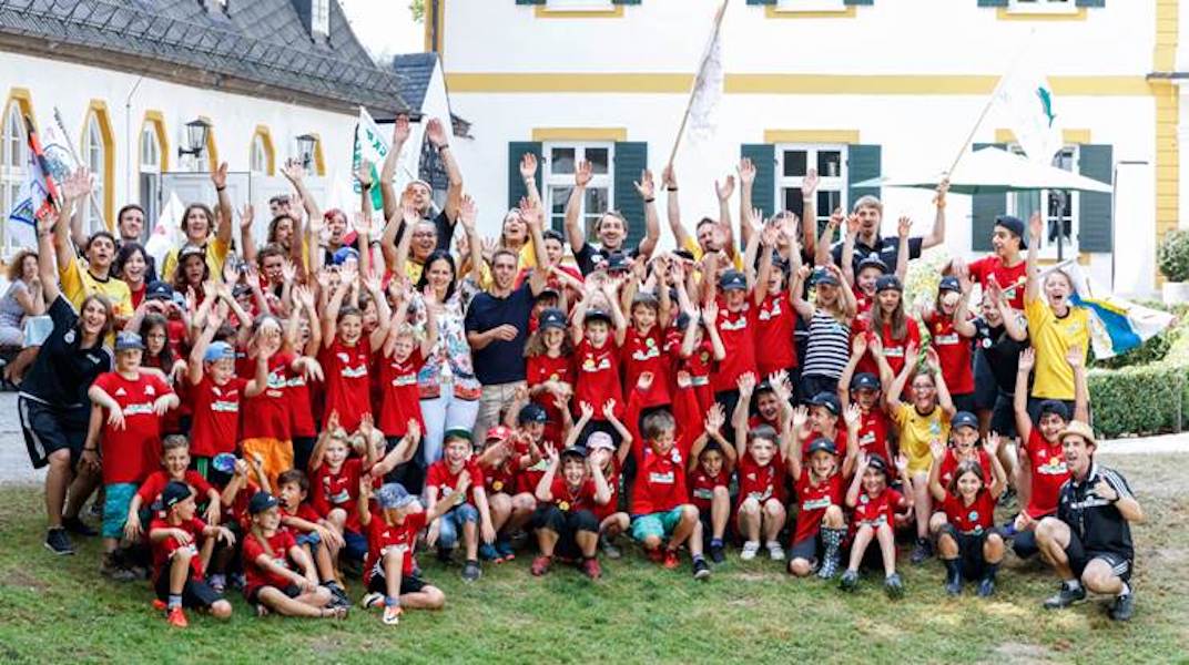 Sommercamp: Lahm und Carreras laden kranke Kinder ein Lahm Sommercamp