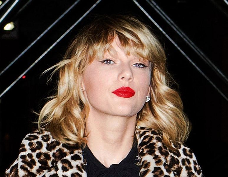 Taylor Swift zeigt viel Bein im sexy Leoparden-Look. Foto: hgm-press