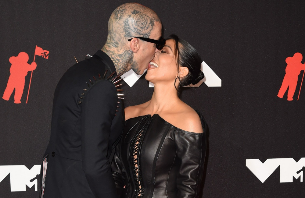 Travis Barker und Kourtney Kardashian Travis Barker and Kourtney Kardashian - MTV Vmas 2021 - Credit Kristin Callahan/Everett Collection