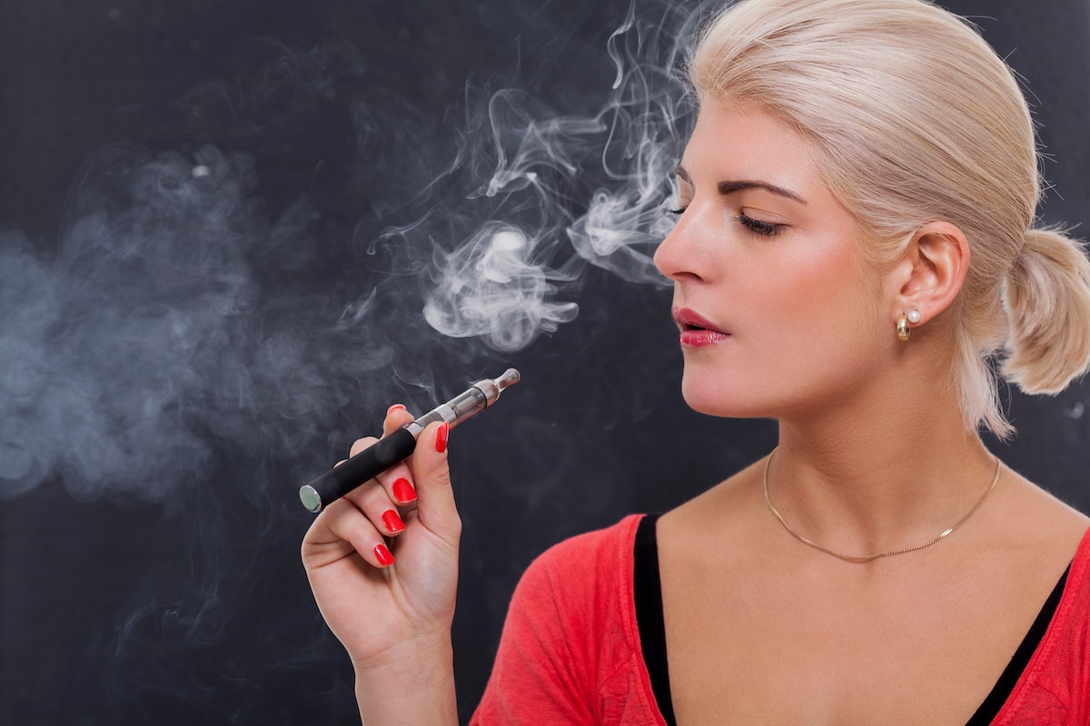 MJit eZigarette unter Dampf. Foto: Adobe / juniart