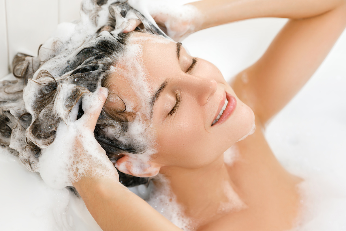 Lange Haare pflegen mit Shampoo von ahuhu. Foto: Adobe / blackday Lange Haare pflegen mit Shampoo von ahuhu. Foto: Adobe / blackday