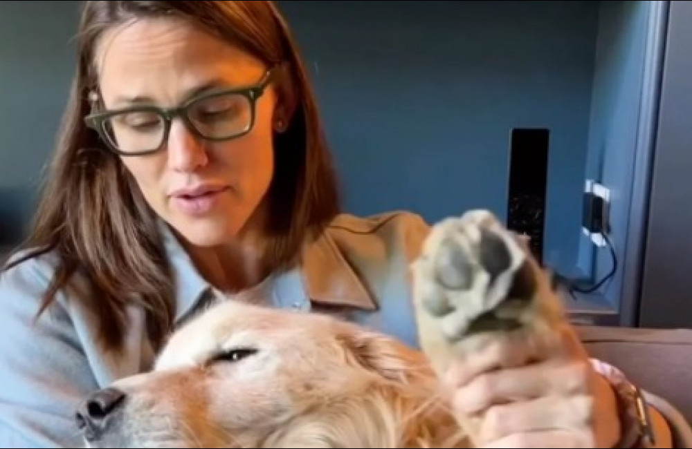 Jennifer Garner and her dog Birdie - February 2024 - YouTube - ONE USE