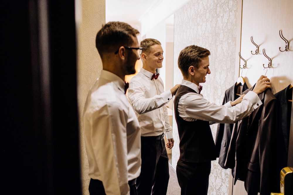 Der Hochzeitsanzug sollte perfekt sitzen. Foto: Adobe / Ivan Der Hochzeitsanzug sollte perfekt sitzen. Foto: Adobe / Ivan