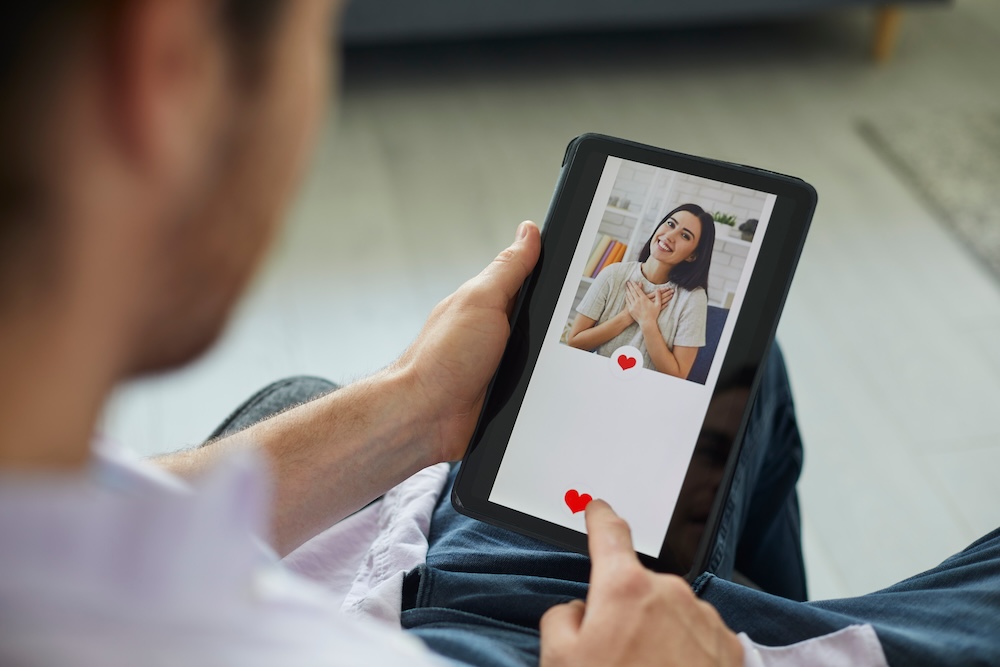 Die Frau fürs Leben kann man auch beim Online Dating finden. Foto: Adobe / Studio Romantic