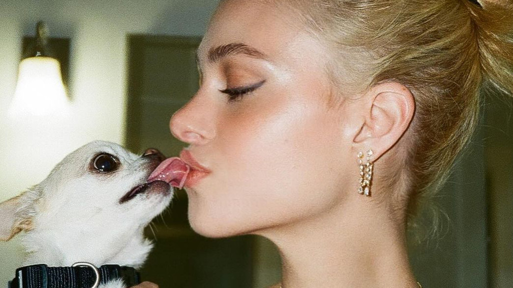 @NicolaPeltzBeckham/Instagram Nicola Peltz und Nala