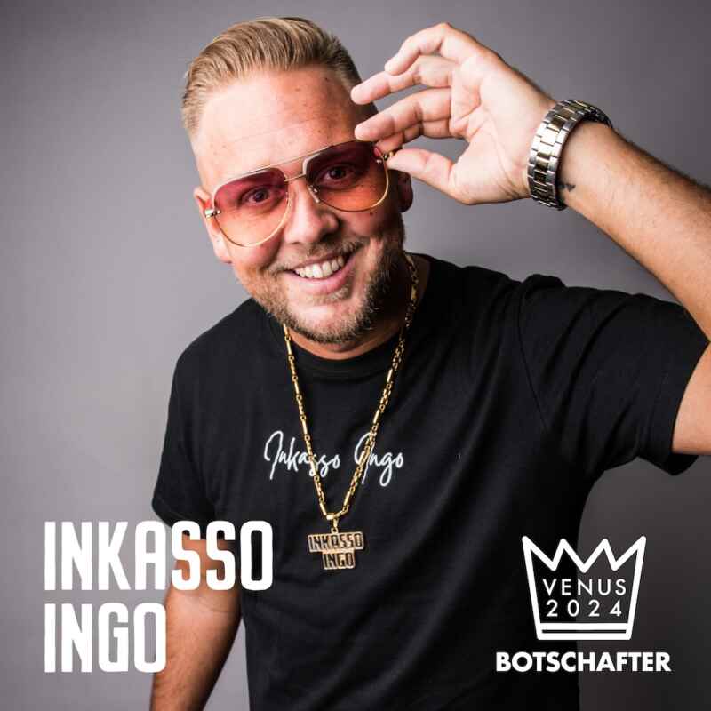 Inkasso Ingo Eine Premiere auf der VENUS feiert Inkasso Ingo. Der Entertainer und Social Media-Star wird zum ersten Mal offiziell auf der Messe vertreten sein. Seine humorvollen Videos, in denen er das wahre Leben auf der Reeperbahn mit viel Charme und unnachahmlichem Humor erklärt, haben ihn zu einer festen Größe in der deutschen Comedy-Szene gemacht. Mit authentischen Anekdoten und skurrilen Begegnungen begeistert ein breites Publikum. Dank seiner unkonventionellen Art und seiner großen Fangemeinde bringt er eine neue, erfrischende Dynamik mit auf die VENUS.