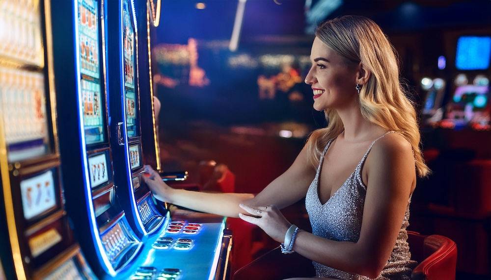 Junge Frau spielt und hat Spaß dabei. Foto: Ocean23 Junge Frau spielt und hat Spaß dabei. Foto: Ocean23
