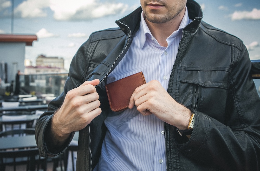 Wer eine Leder Geldbörse hat, wirkt immer elegant. Foto: Adobe / Юлия Падина