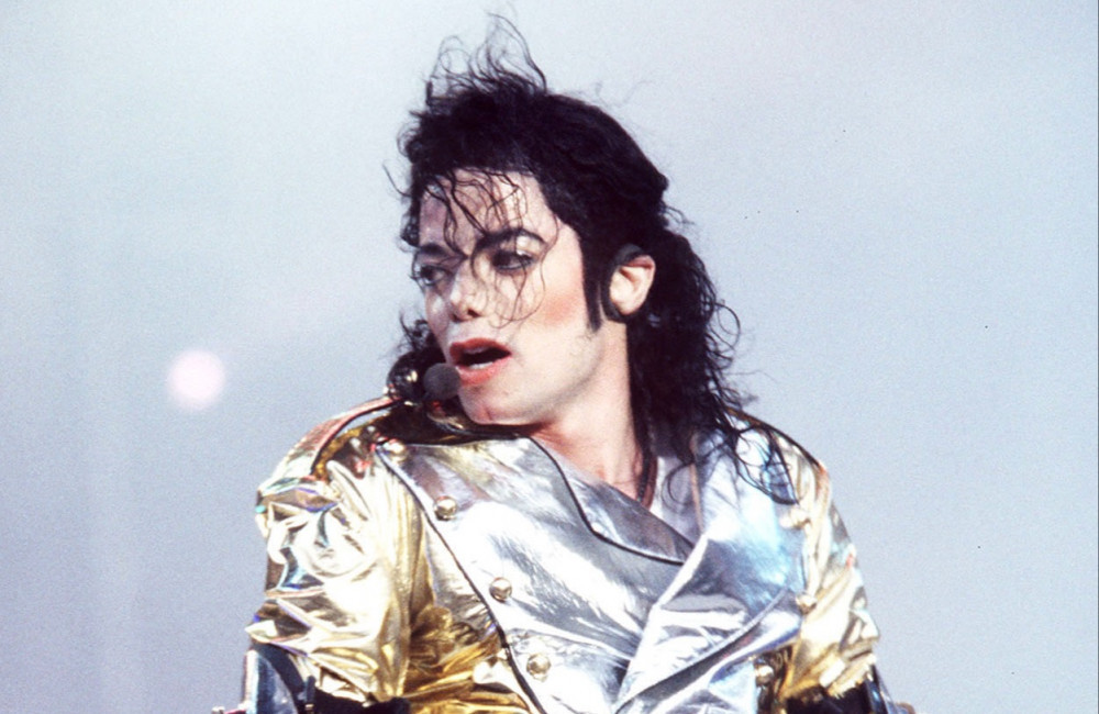 Michael Jackson performing in January 2002 - Famous