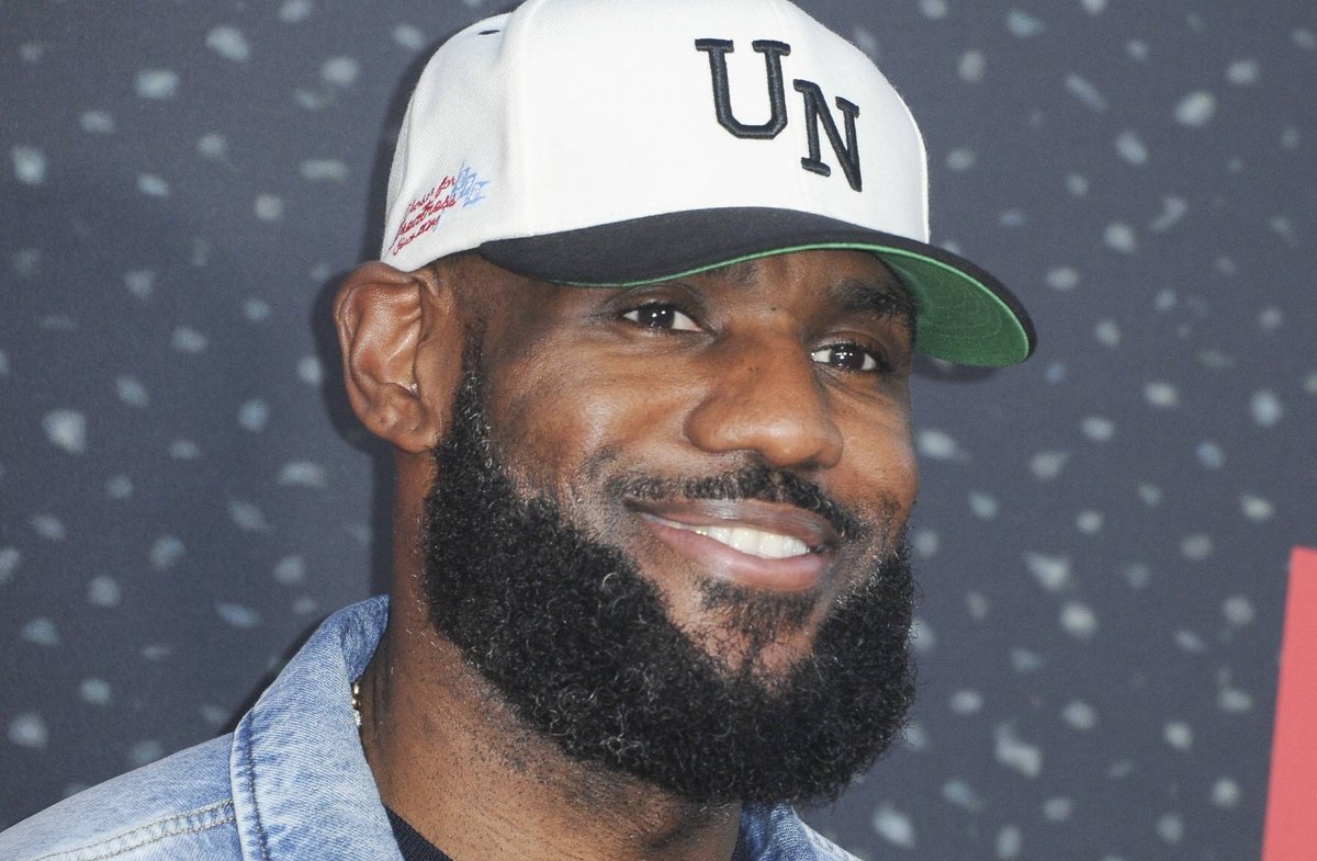 LeBron James ist einer der populärsten Basketballspieler und trägt den Spitznamen "King James".