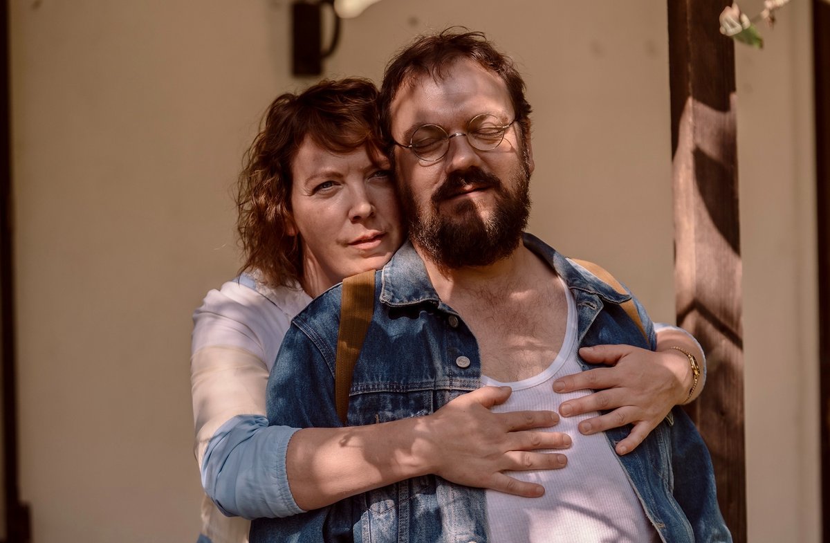 "Spaziergang nach Syrakus": Anne (Lina Beckmann) ahnt nichts von Pauls (Charly Hübner) heimlichen Fluchtplänen aus der DDR.
