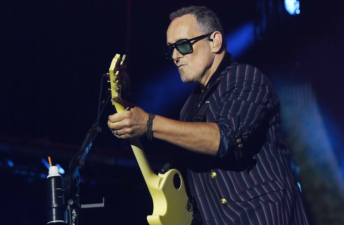 Vivian Campbell von Def Leppard während eines Auftritts im September 2025.