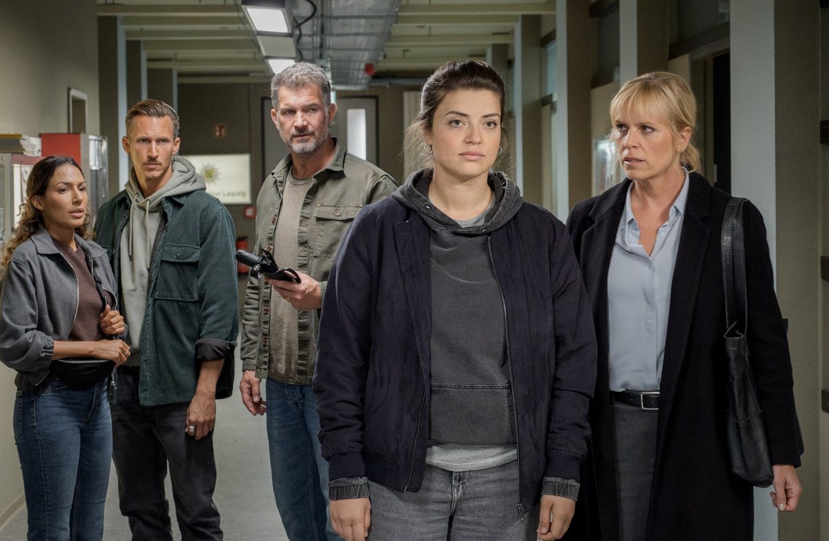 Kommissarin Jana Zschocke (Altine Emini, 2.v.r.) gesteht einen Mord. Ina Zimmermann (Melanie Marschke, r.) Kim Nowak (Amy Mußul, l.), Moritz Brenner (Johannes Hendrik Langer, 2.v.l.) und Dirk Trebbe (Simon Böer, M.) müssen aktiv werden.