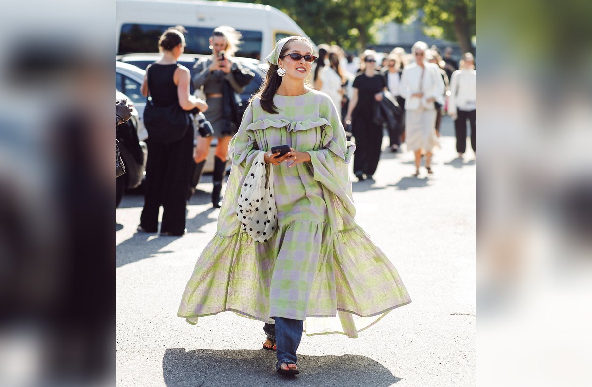 Jeans unterm luftigen Kleid: So lassen sich sommerliche Pieces auch im Herbst tragen.