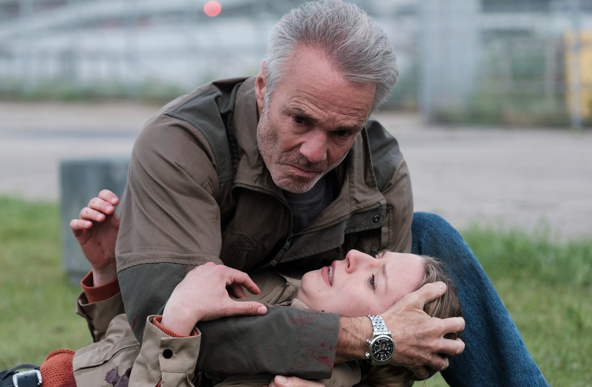 "Der Amsterdam-Krimi: Die letzte Zeugin": Pollack (Hannes Jaenicke) eilt zu seiner jungen Kollegin Zoe (Rose-Anne van Elswijk), die schwer verletzt wurde.