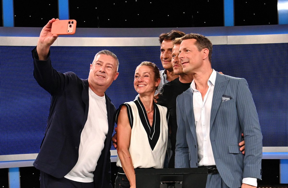 "Gefragt - Gejagt": (V.l.n.r.) Joachim Llambi, Rhea Harder-Vennewald, Oliver Mommsen, Roman Knizka und Moderator Alexander Bommes.
