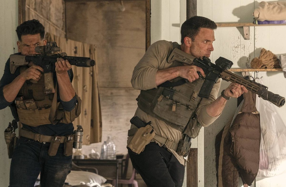 "The Accountant 2": Christian Wolff (Ben Affleck, l.) und sein Bruder Brax (Jon Bernthal).