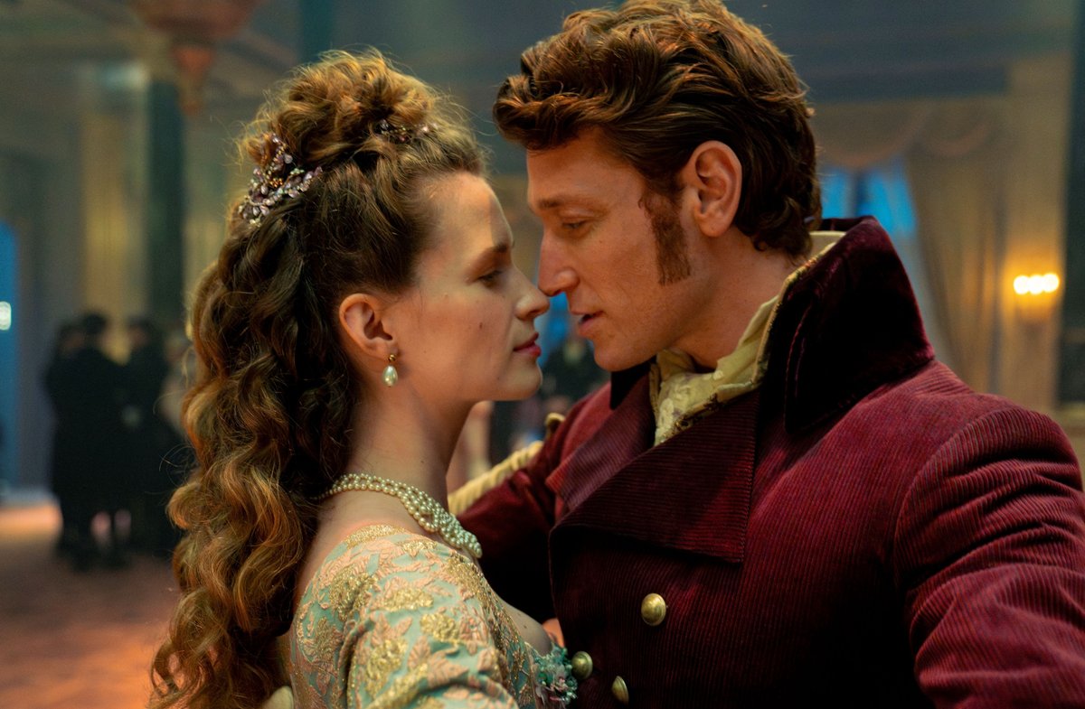 Schicksalhafte Begegnung zwischen Champagner, Liebeleien und Machtspielen in "Vienna Game": Wilhelmine von Sagan (Marlene Tanczik) und Baron Amor Laski (Daniel Donskoy).